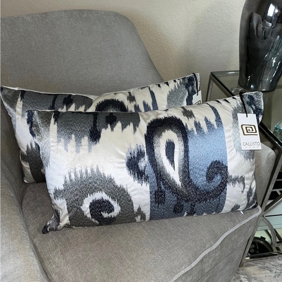 1-NWT CALLISTO HOME IKAT DESIGN DECORATIVE PILLOW